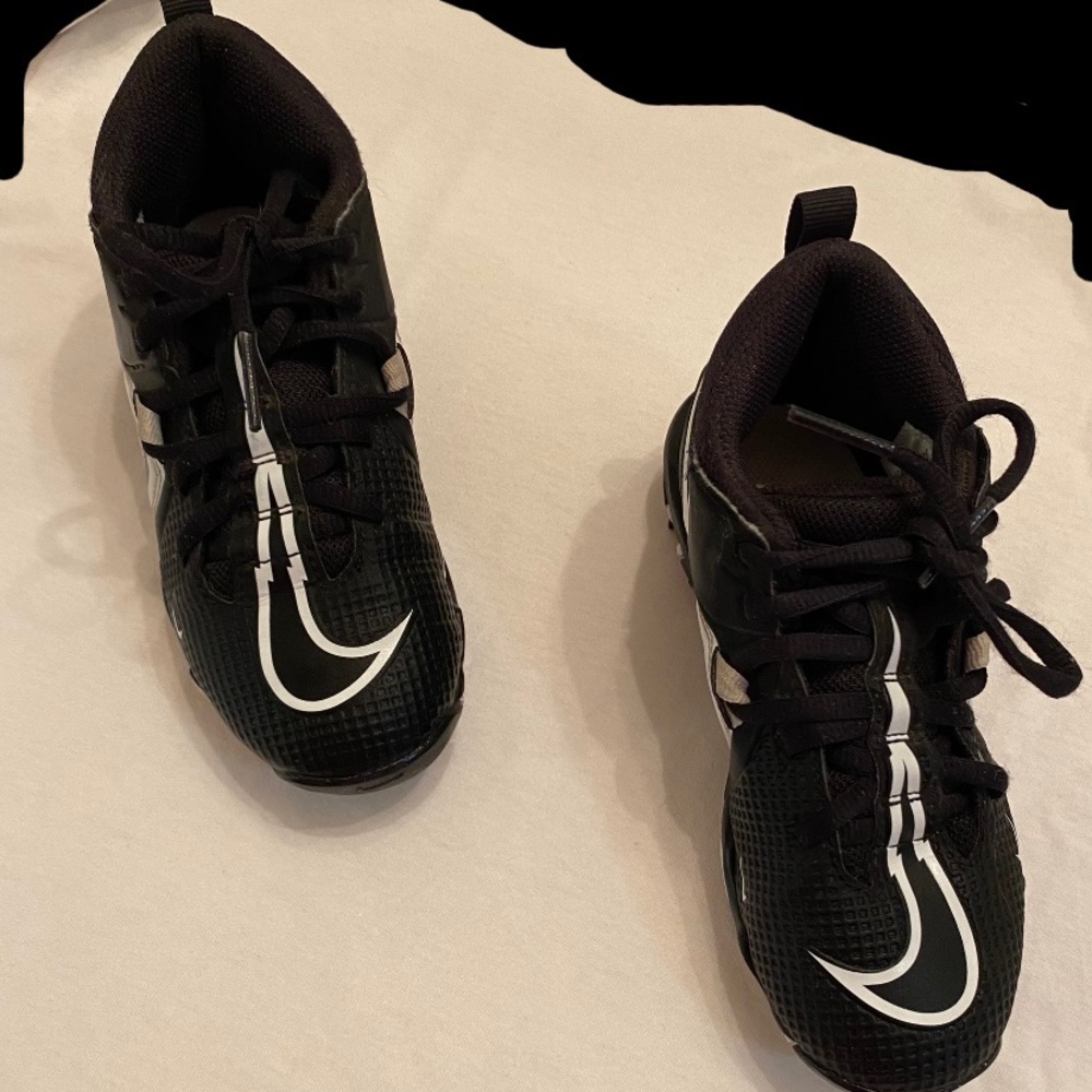Nike kids Alpha Menace 3 shark football cleats. Black/white Size US 13C